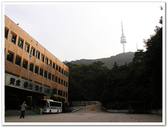 남산은 2개가 있었다. 서울타워가 있는 푸르른 남산과 인권유린을 일삼던 서슬 푸른 '남산'. 황대권 생태공동체운동센터 대표 뒤에 있는 건물이 옛 안기부 별관. 